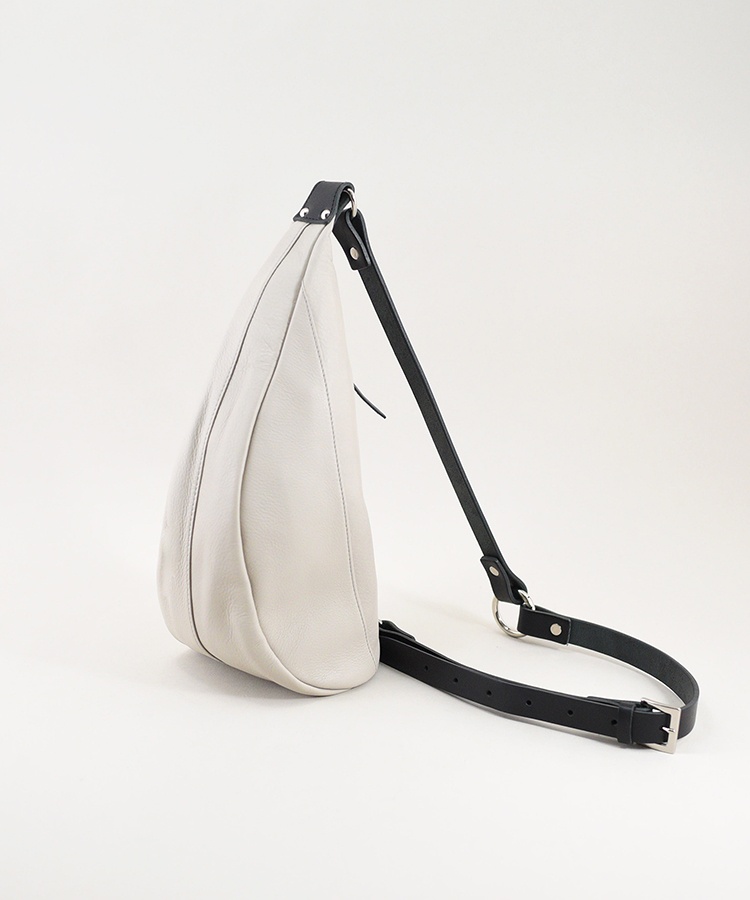 【本革】ハーフムーン型ボディバッグ／日本製