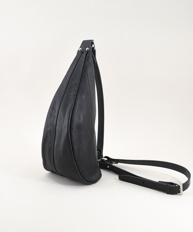 【本革】ハーフムーン型ボディバッグ／日本製