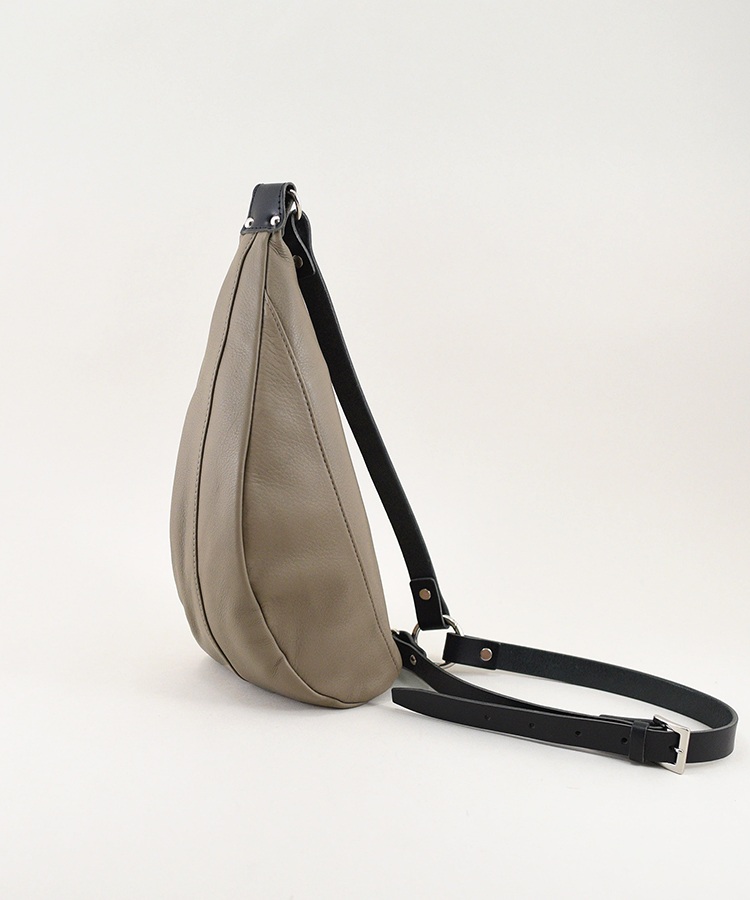 【本革】ハーフムーン型ボディバッグ／日本製